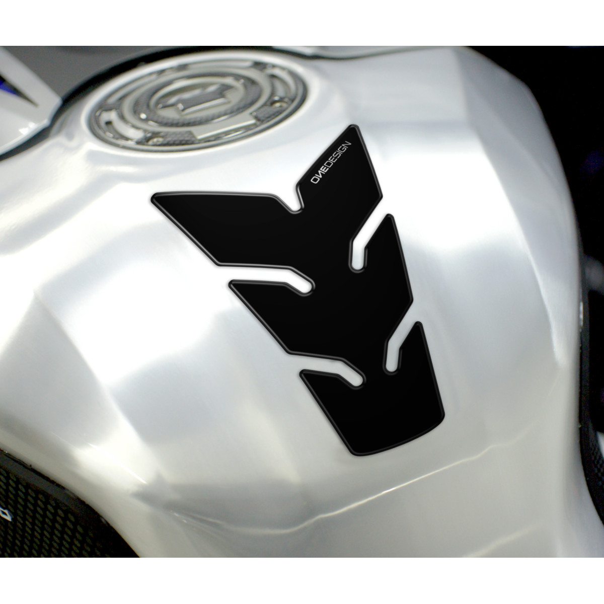 Samolepka - tank pad na nádrž motocyklu ONEDESIGN TANKPAD GLOSSY ČERNÁ rozměr 116,7mm x 180mm 