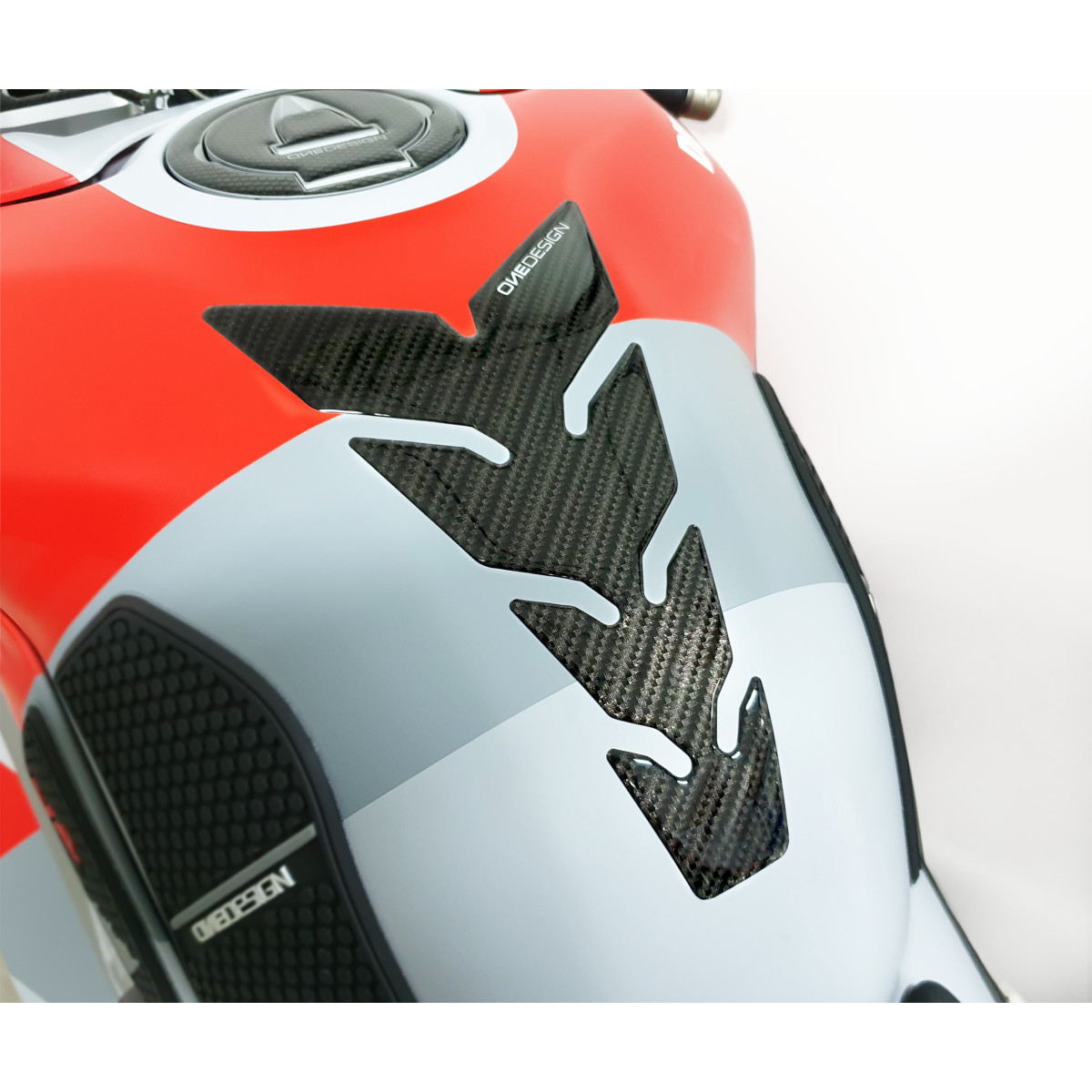Samolepka - tank pad na nádrž motocyklu ONEDESIGN TANKPAD CARBON LOOK rozměr 134mm x 223mm