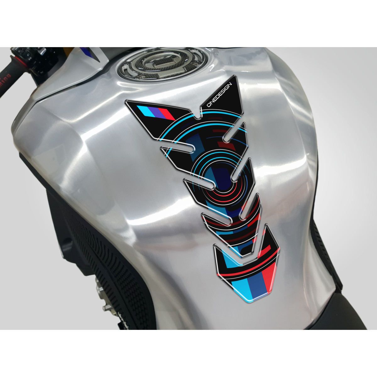 Samolepka - tank pad na nádrž motocyklu ONEDESIGN TANKPAD ČERNÁ/MODRÁ/FIALOVÁ/ČERVENÁ rozměr 134mm x 230 mm