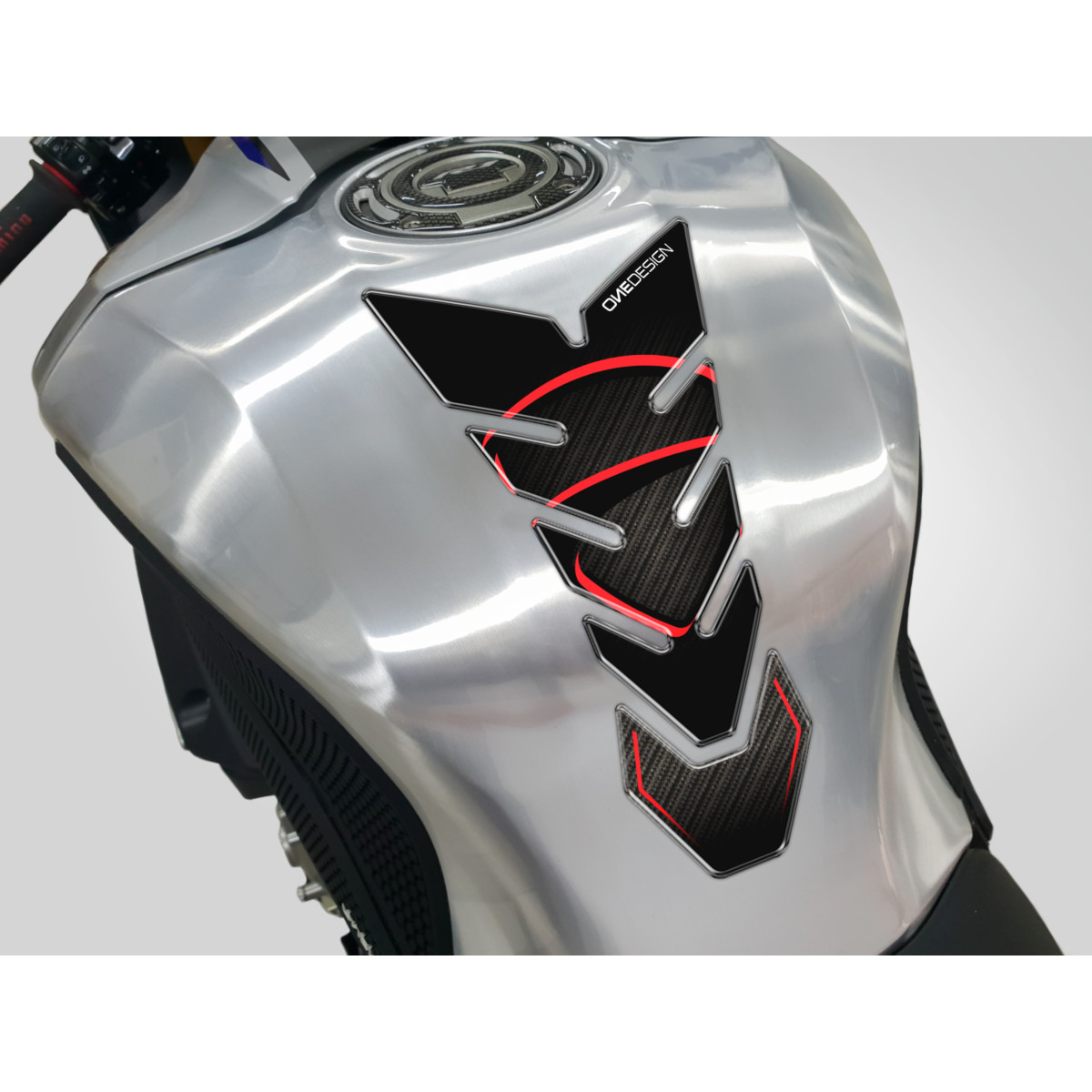 Samolepka - tank pad na nádrž motocyklu ONEDESIGN TANKPAD ČERNÁ/ČERVENÁ rozměr 134mm x 230 mm