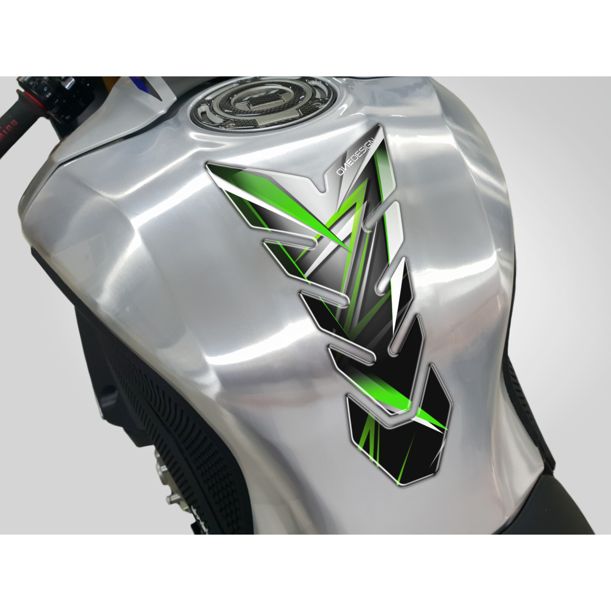 Samolepka - tank pad na nádrž motocyklu ONEDESIGN TANKPAD ČERNÁ/ZELENÁ rozměr 134mm x 230 mm