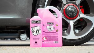 Pěnový čistič na vodní bázi k před-mytí MUC-OFF SNOW FOAM 1 litr