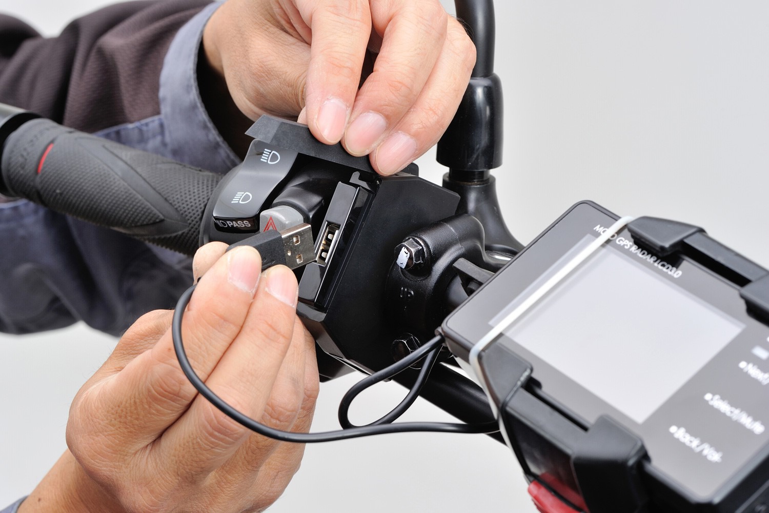 USB-A zásuvka tenká pro motocykl DAYTONA 1 USB port (MAX 5V2,4A) - rozsah vstupního napětí: DC10V-16V 