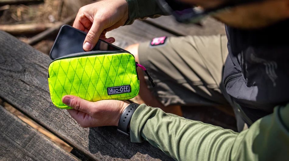 Cestovní pouzdro na příslušenství / nářadí apod. MUC-OFF Rainproof Essentials Case černá/žlutá fluo, rozměry: délka 18 cm x výška 10 cm x hloubka 2 cm