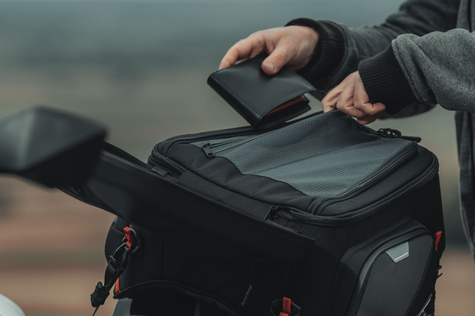 Zadní tank bag na motocykl SW-MOTECH PRO REARBAG TAIL BAG kapacita 22 litrů až 34 litrů