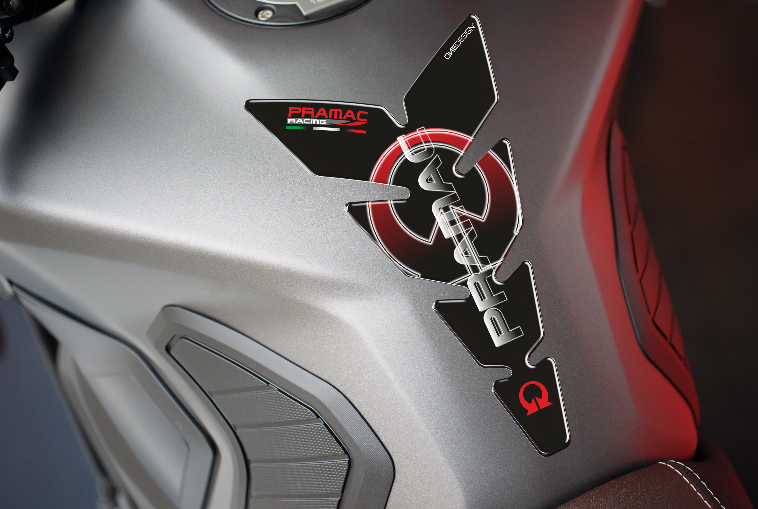 Samolepka - tank pad na nádrž motocyklu ONEDESIGN MOON PRAMAC rozměry 223 mm X 134 mm