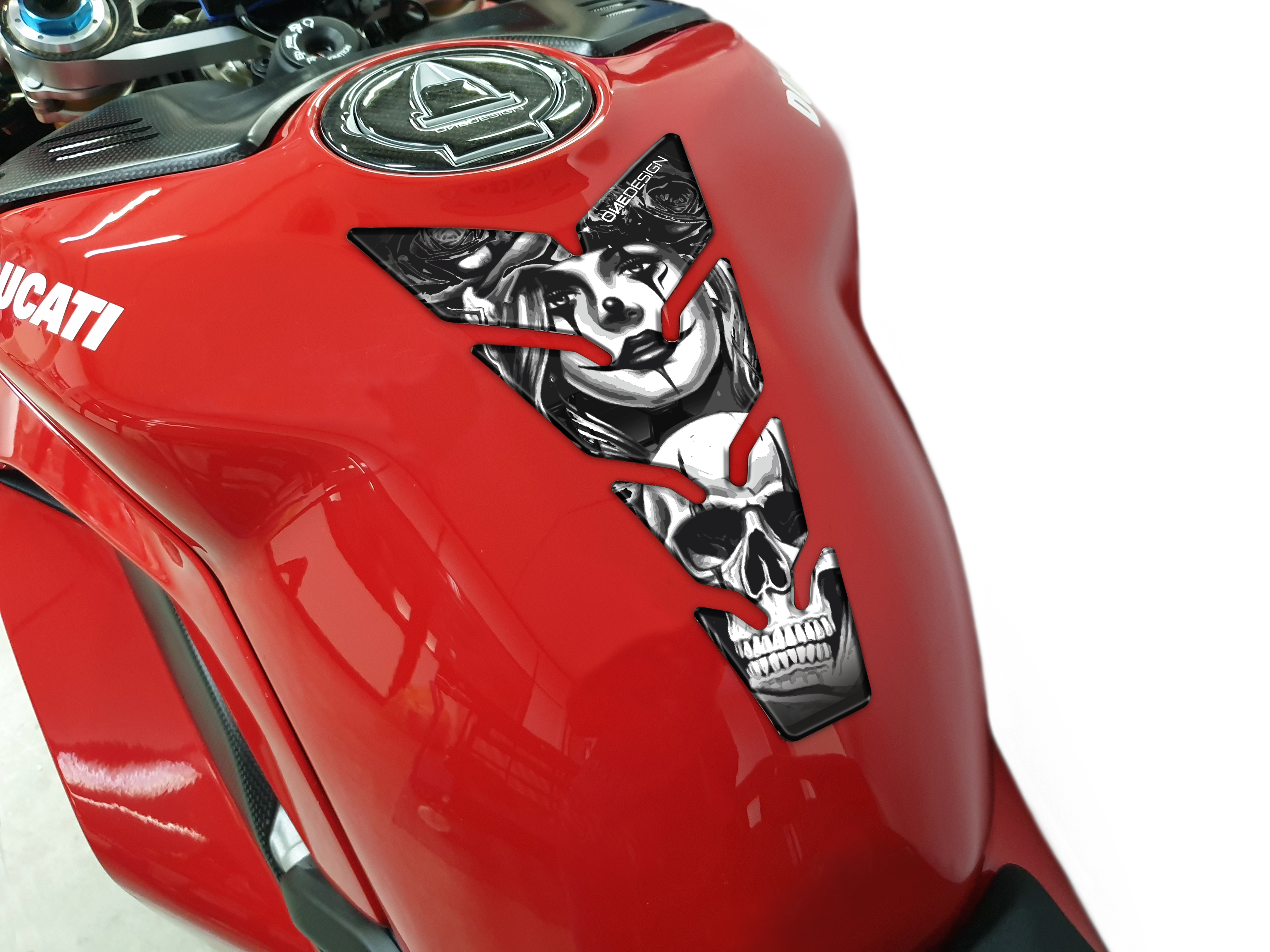 Samolepka - tank pad na nádrž motocyklu ONEDESIGN MAX WOMAN W/ SKULL rozměry 223 mm X 134 mm