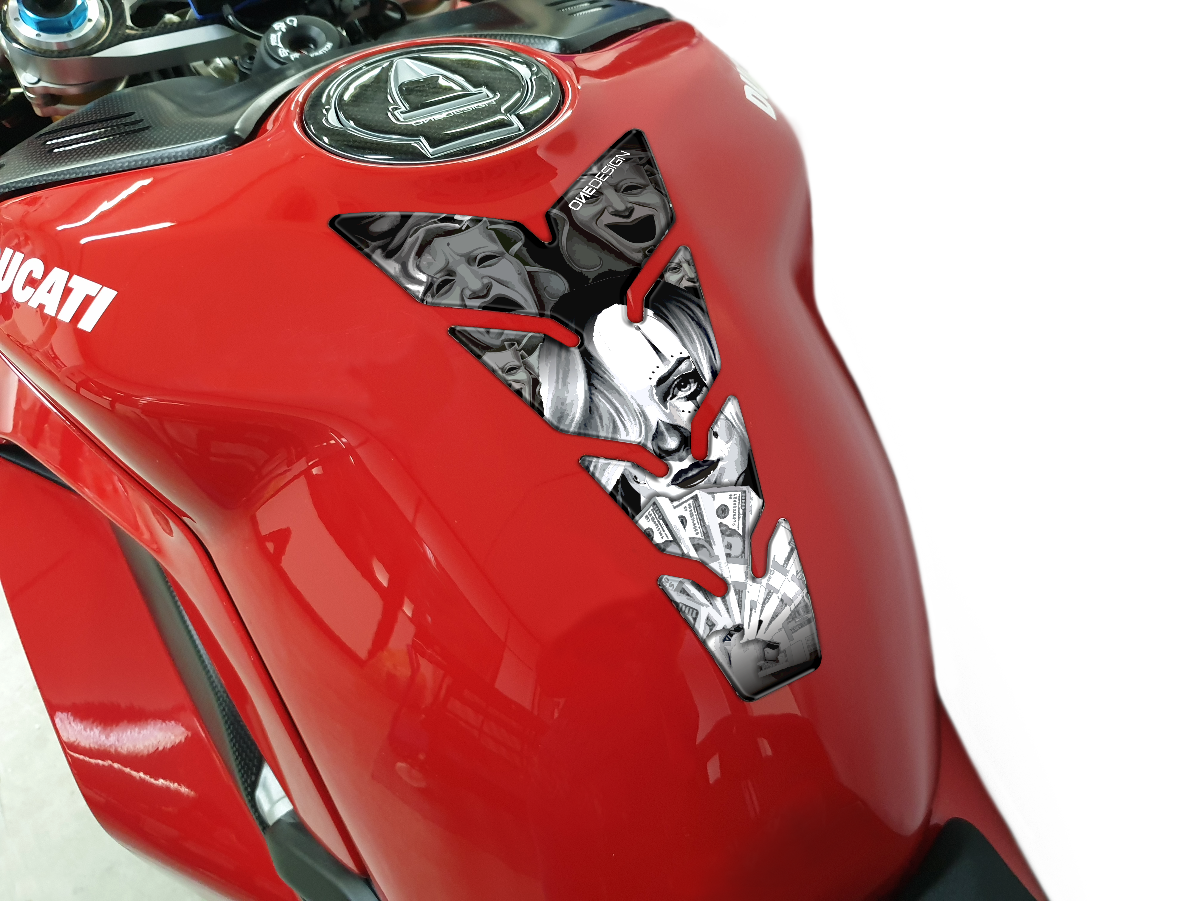 Samolepka - tank pad na nádrž motocyklu ONEDESIGN MAX POKER FACE rozměry 223 mm X 134 mm