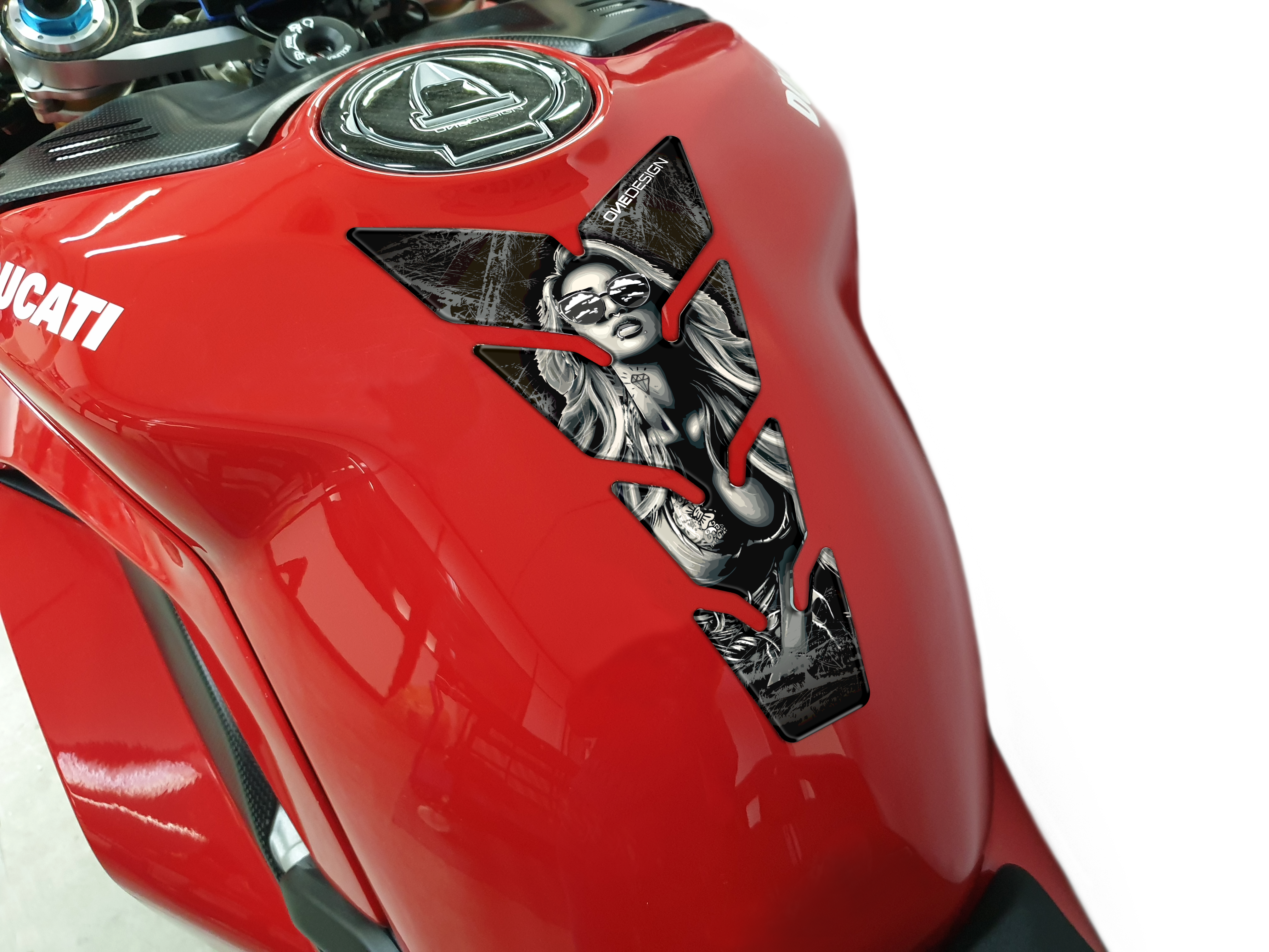 Samolepka - tank pad na nádrž motocyklu ONEDESIGN MAX SEXY WOMAN rozměry 223 mm X 134 mm
