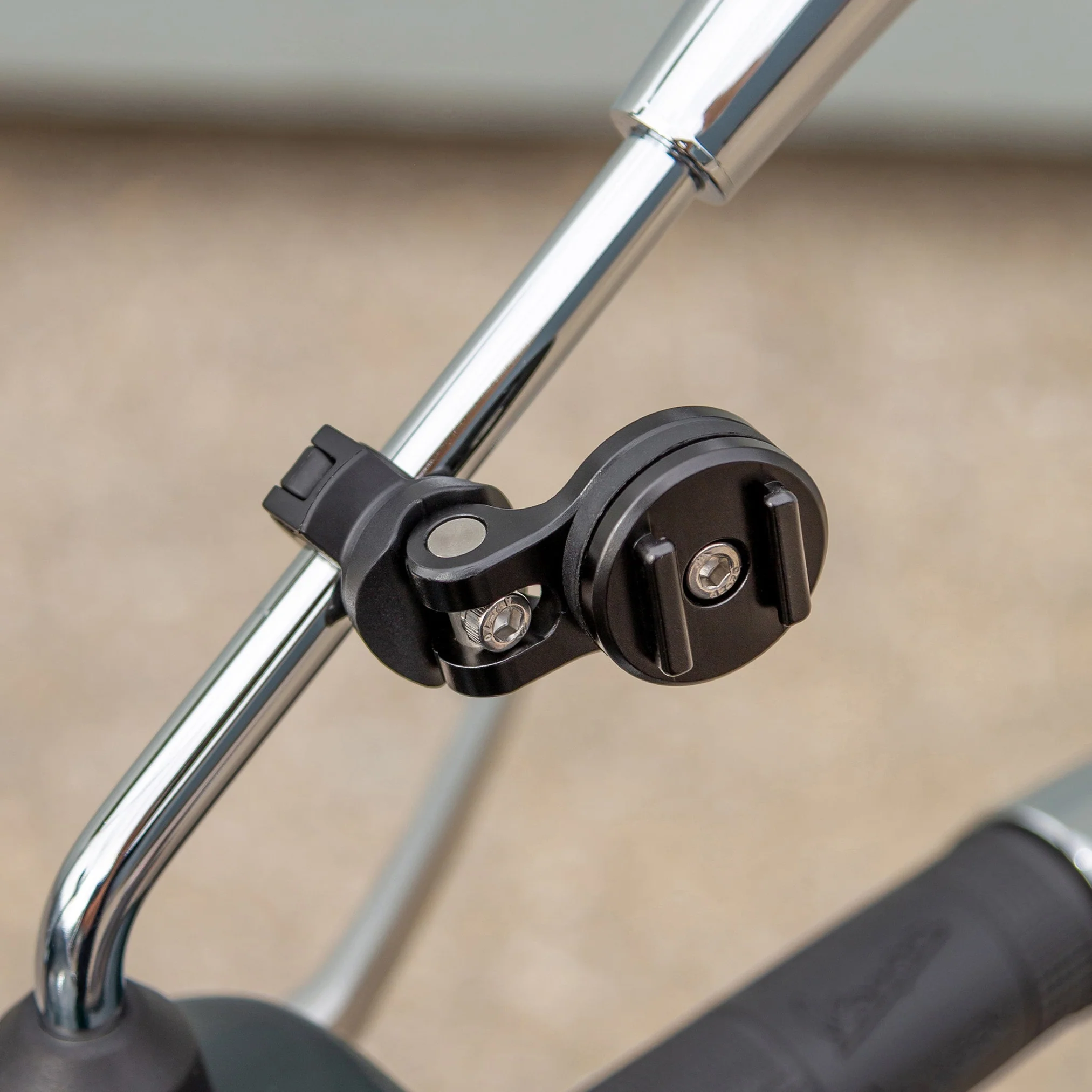 Držák mobilního telefonu na zrcátko nebo hrazdu řidítek motocyklu SP CONNECT 53233 barva černá, pro průměr Ø 10 – 16 mm