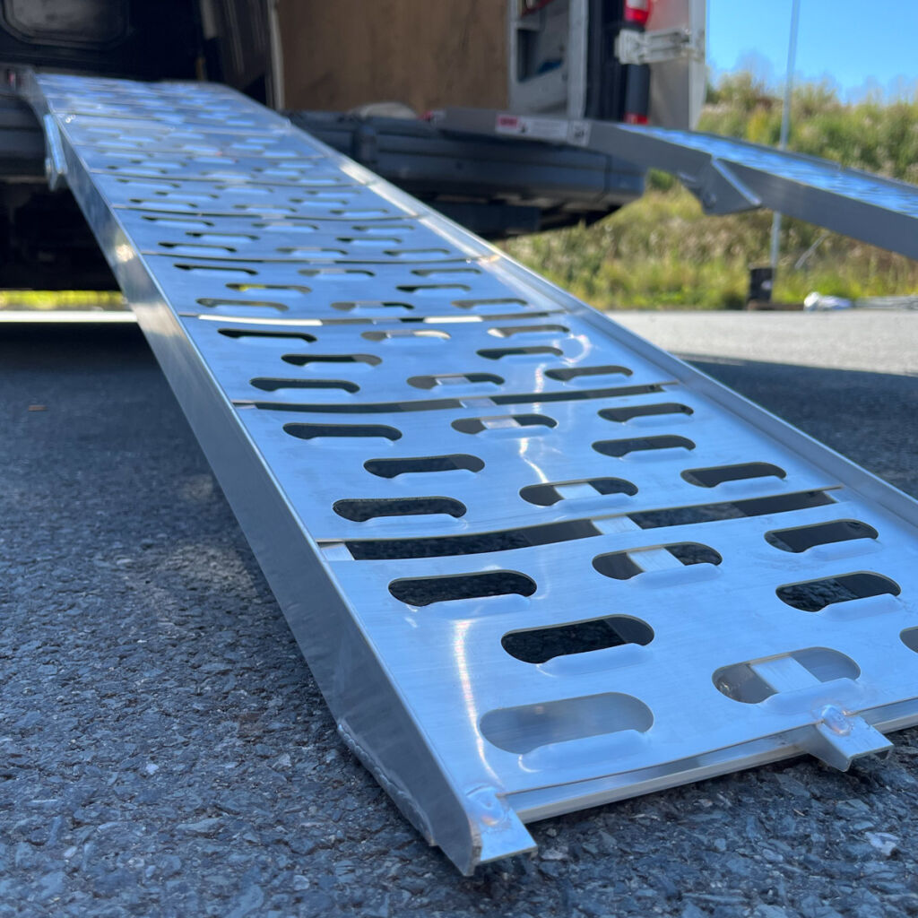 Skládací hliníkové nájezdové rampy pro motocykl skládací SHARK Accessories délka: 225 cm, šířka: 28,5 cm, max. nosnost 680 kg