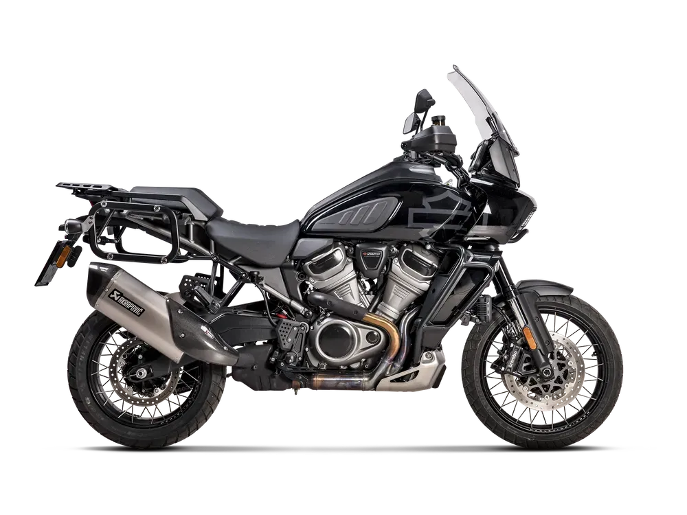 Koncovka výfuku motocyklu AKRAPOVIČ SLIP-ON LINE MUFFLERS pro HARLEY DAVIDSON PAN AMERICA rok 2021-2024 barva titan, carbonové zakončení 