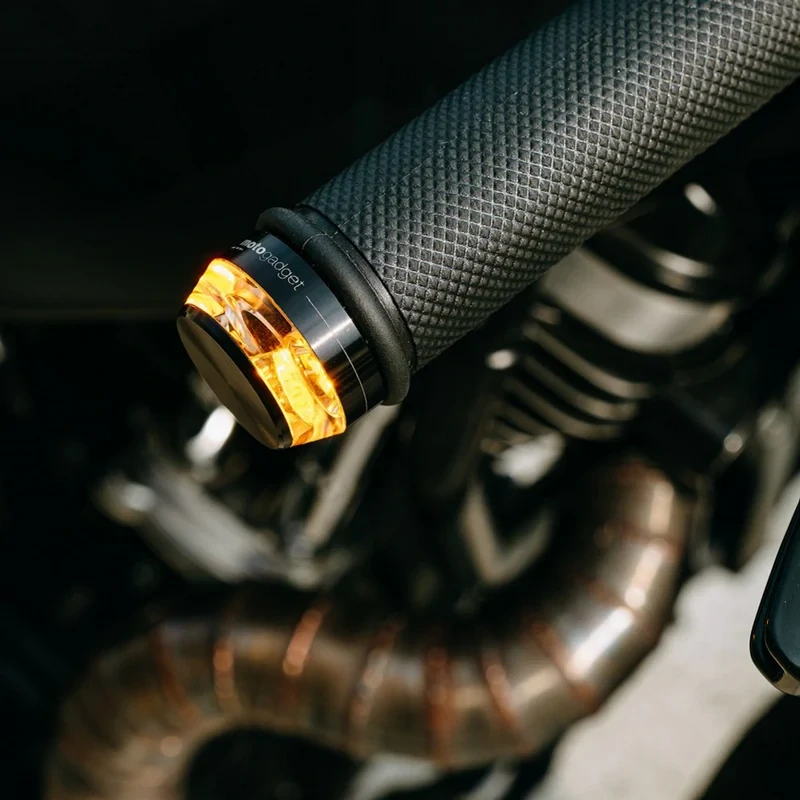 Homologovaný led motocyklový blinkr do konců řidítek MOTOGADGET TURN SIGNAL MO.BLAZE DISC - POZICE MONTÁŽE PŘEDNÍ PRAVÁ, barva černá