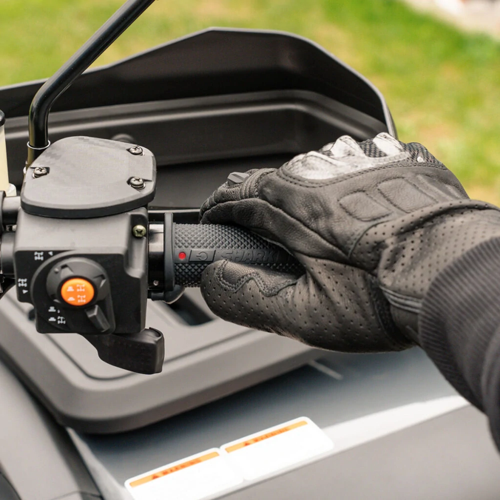 Vyhřívané rukojeti lock-on s ovládáním integrovaným přímo v rukojeti + výhřev palce pro čtyřkolky a sněžné skútry SHARK HEATED GRIPS LOCK ON 4 ZONE pro řídítka o průměru 22 mm