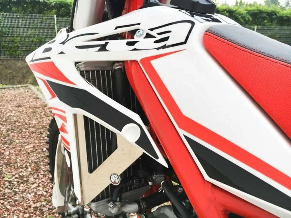 Výztuhy chladičů motocyklu AXP RACING RADIATOR BRACES pro BETA XTRAINER 300 rok 2016-2022