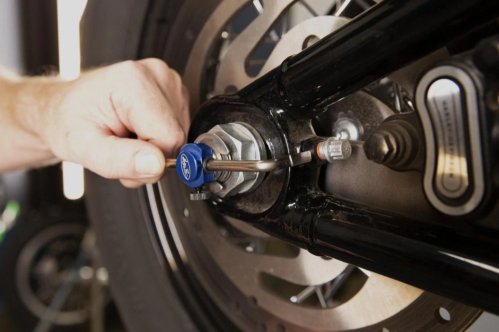 Přípravek pro nastavení rovnosti zadního kola motocyklů Harley Davidson M8 Softails rok 2018 a výše MOTION PRO TOOL WHEEL ALIGN SOFTAIL