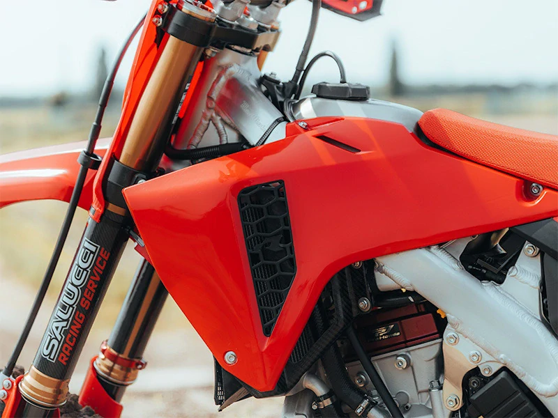 Kompletní sada plastů včetně krytů vidlic RTECH pro motocykl HONDA CRF 450 R / 450 RX rok 2025-2026 