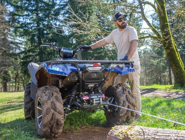 Elektrický naviják pro ATV a UTV WARN MODEL R60-S SYNTHETIC ROPE WINCH 110060 se syntetickým lanem (15 m x 6,3 mm), tažná síla 2722 kg (6000 lb)