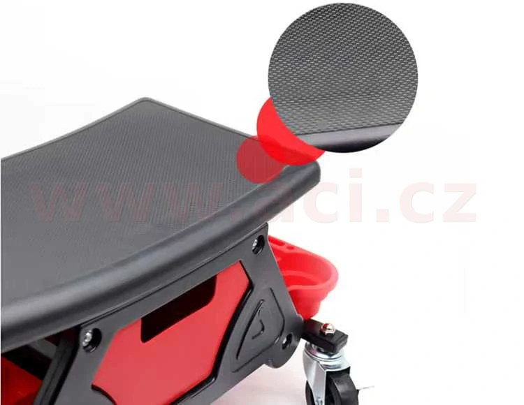 Dílenské sedátko na kolečkách s odkládacím stolečkem maximální zatížení 135 kg barva černá/červená