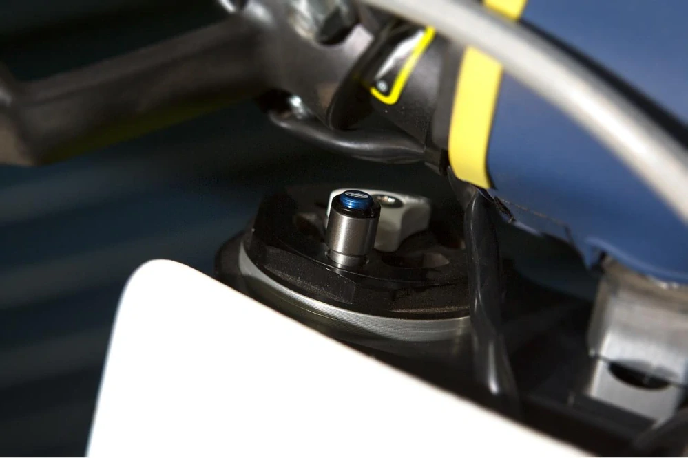 Odvzdušňovací mikro ventilky tlumičů MOTION PRO BLEEDER pro obrácené vidlice WP AER48 šroub M4 x 0,7 a šroub M8 x 1,0 barva černá, pár