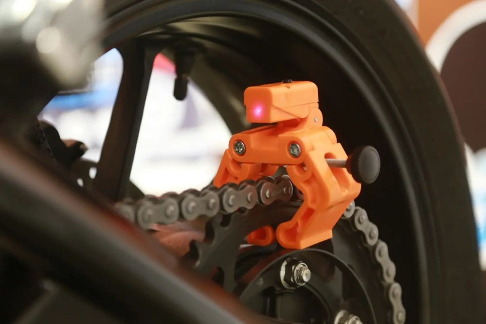 Laserový přípravek pro přesné seřízení zadního kola motocyklu TRU TENSION MOTORCYCLE CHAIN TENSIONING TOOL 