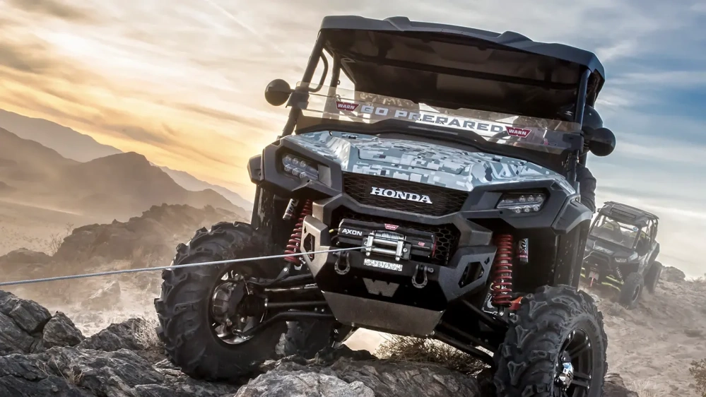 Prémiový elektrický naviják pro UTV typu Side-by-Side WARN s ocelovým lanem MODEL AXON 45 tažná síla 2041 kg (4500lb), délka lana 15,24 m x průměr 6,35 mm