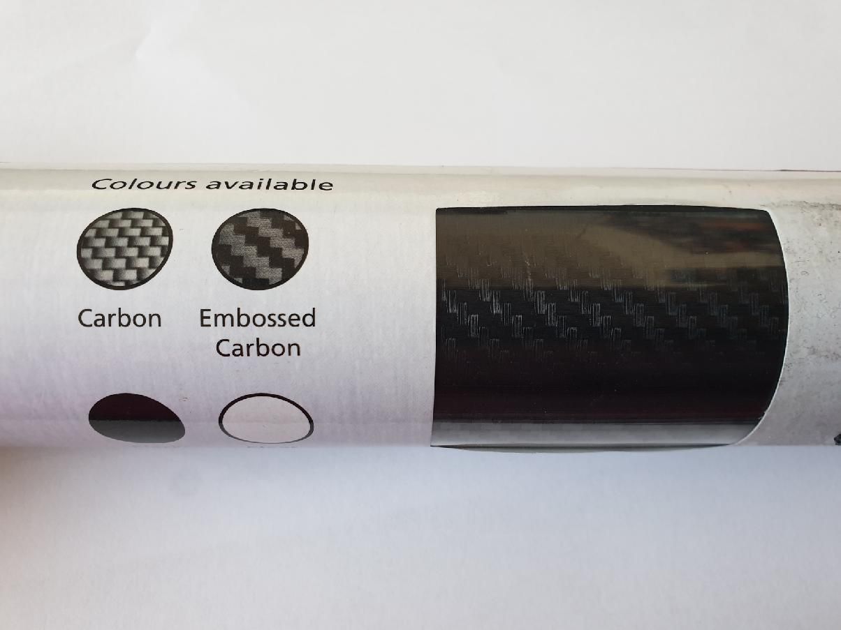 a Ochranná folie laku OXFORD PAINTSAVER VZHLED EMBOSSOVANÝ CARBON velký arch 425 MM X 665MM