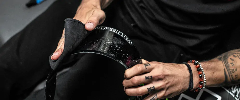 a Čistící hadřík/utěrka z mikrovlákna na helmy a plexi MUC-OFF PREMIUM MICROFIBRE CLOTH 20344 černý, velikost 24x24 cm 1 kus