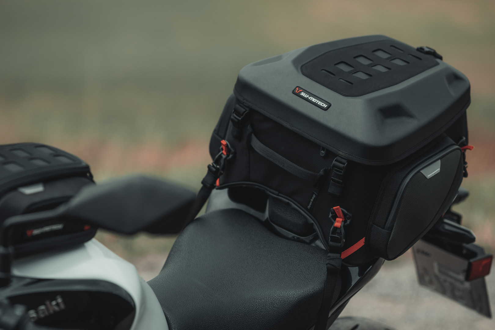 Zadní tank bag na motocykl SW-MOTECH PRO REARBAG TAIL BAG kapacita 22 litrů až 34 litrů