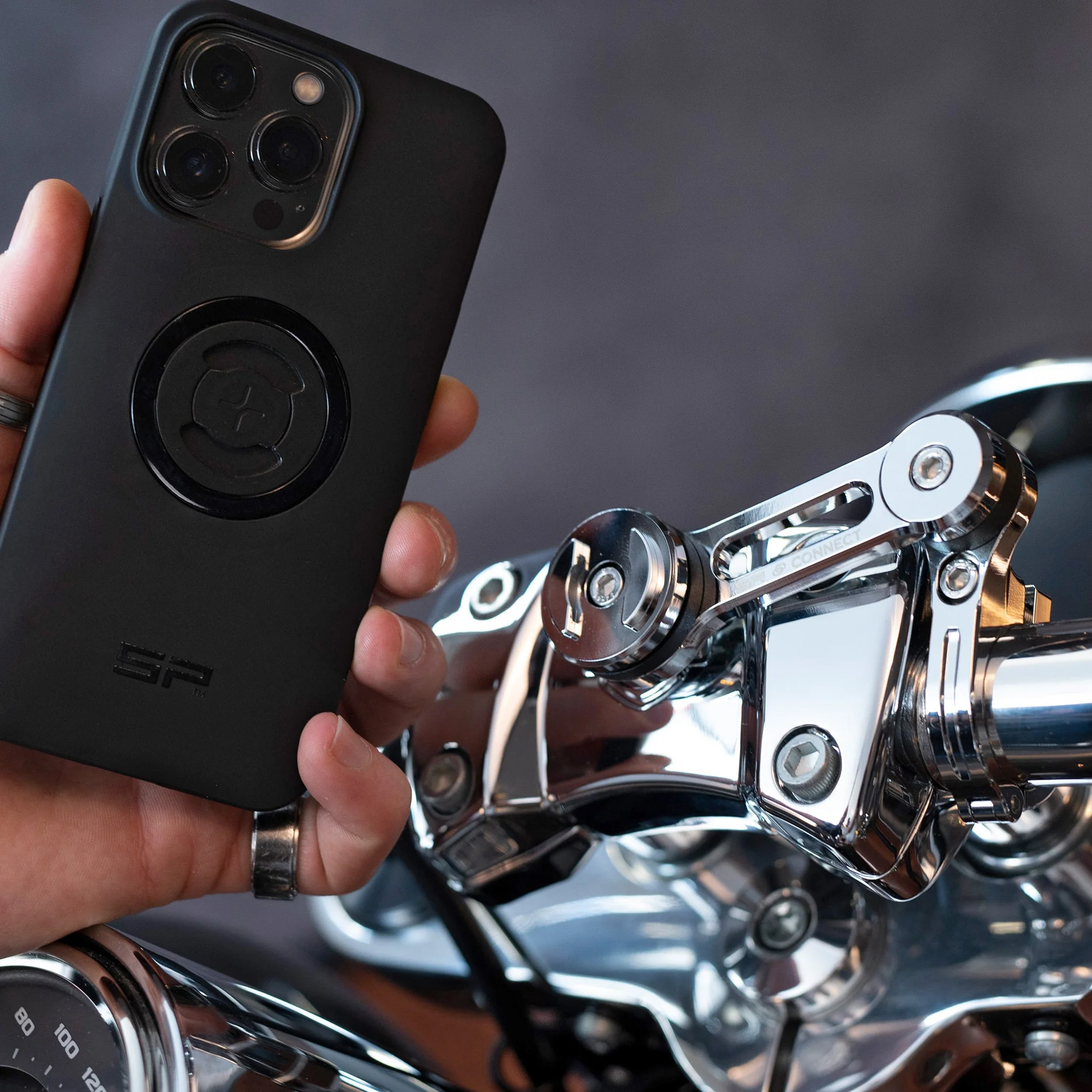 Držák mobilního telefonu SP CONNECT MOTO MOUNT PRO 53129 barva chromová, pro průměr řidítek 1/4”, 1/8”, 1”, 7/8”