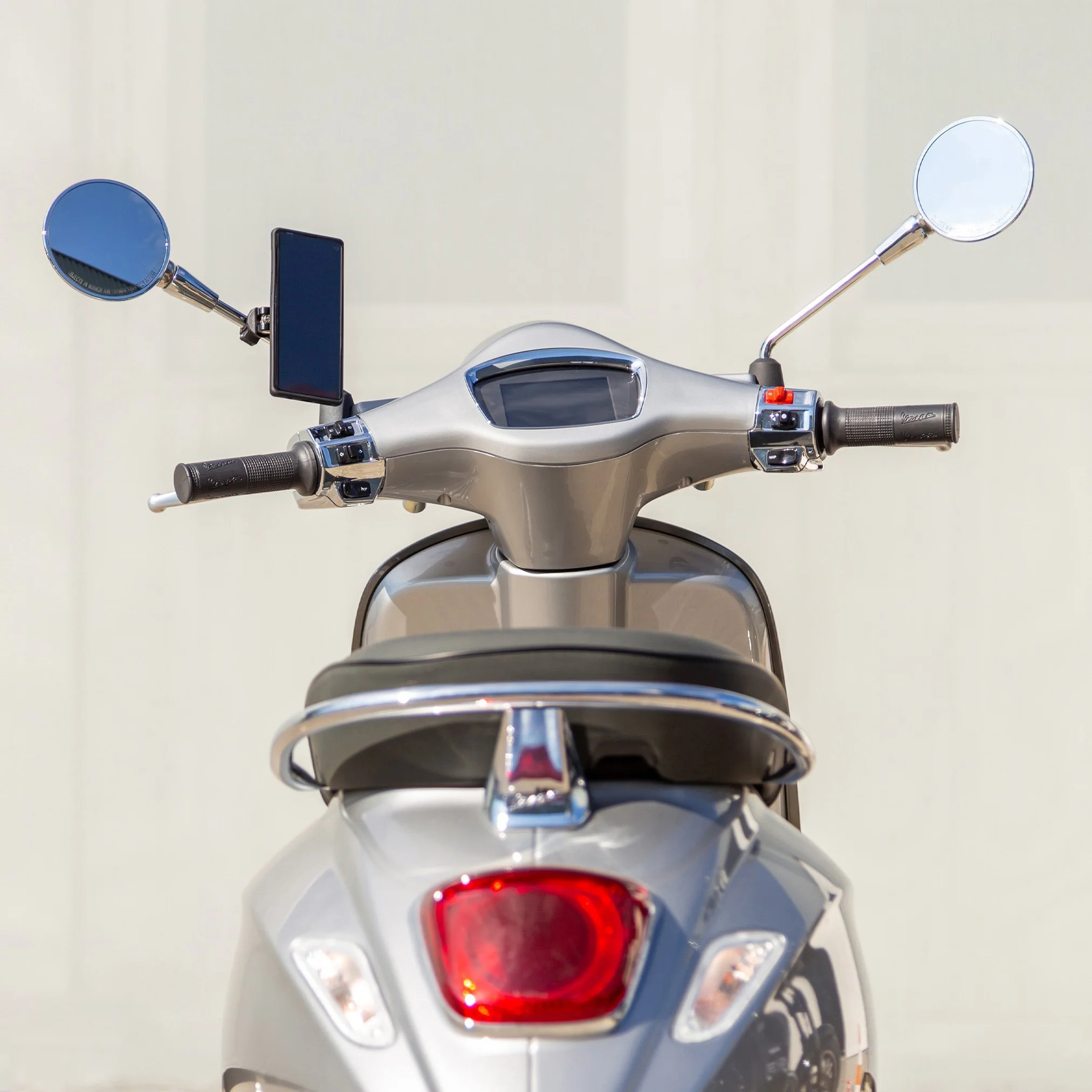Držák mobilního telefonu na zrcátko nebo hrazdu řidítek motocyklu SP CONNECT 53233 barva černá, pro průměr Ø 10 – 16 mm