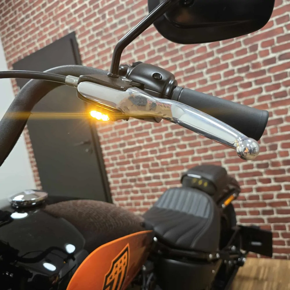 Led blinkr na řidítka motocyklu KELLERMANN DASH M 188.115 pro HARLEY DAVIDSON SOFTAIL rok 2018 a výš, pozice montáže přední pravá strana, 1 kus, rozměr 25 x 50 x 13 mm