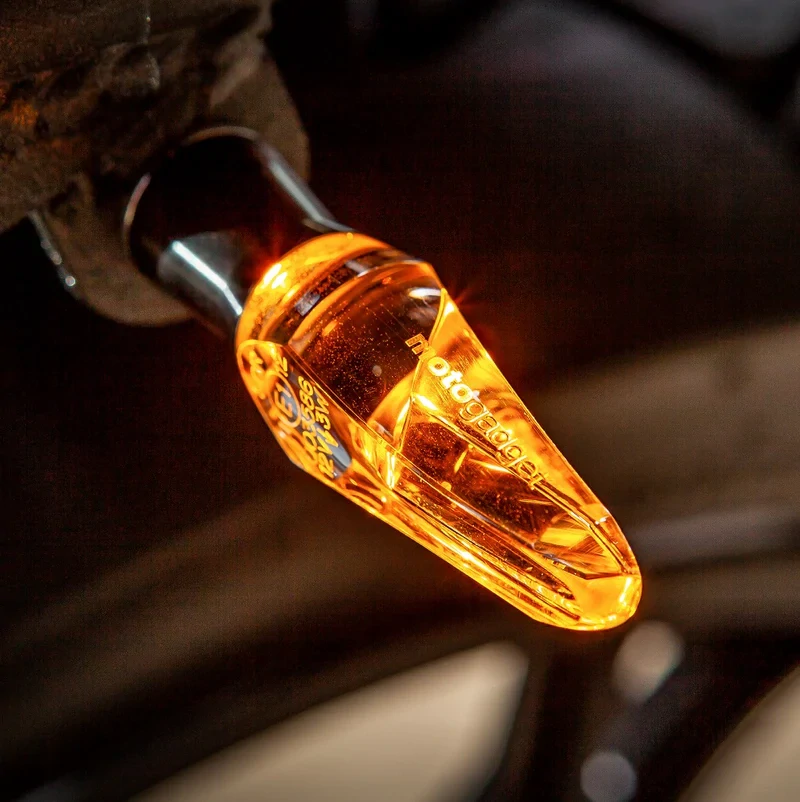 Homologovaný led motocyklový blinkr  MOTOGADGET MO.BLAZE ICE pozice montáže zadní nebo přední, balení 1 kus, barva černé tělo/čiré zakončení blinkru  