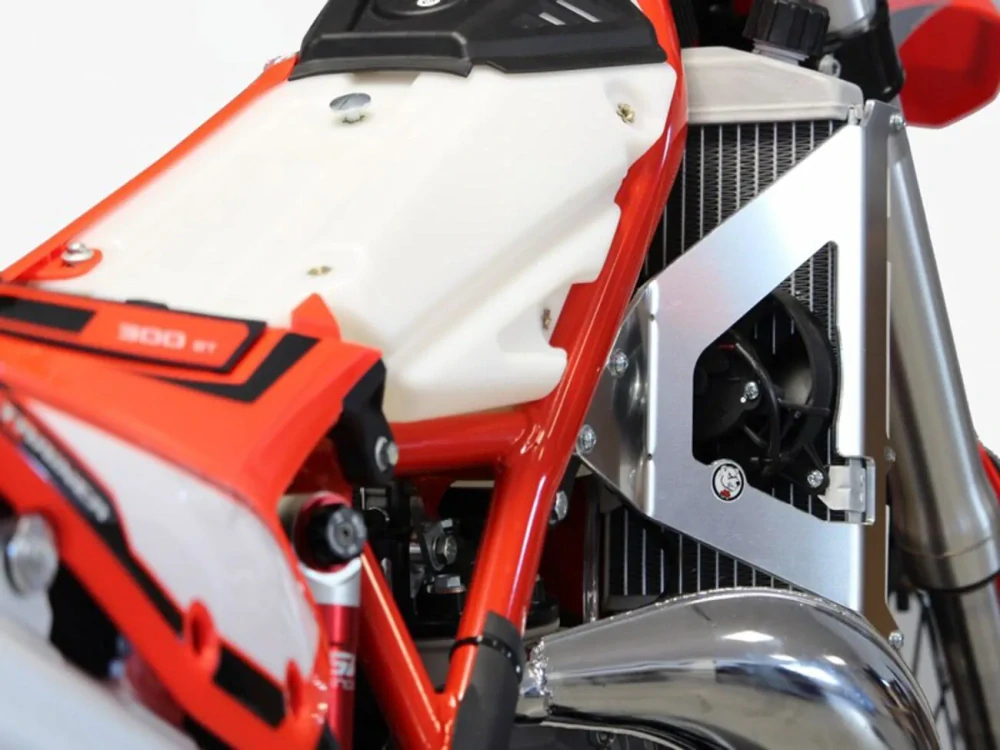 Výztuhy chladičů motocyklu AXP RACING RADIATOR BRACES pro BETA XTRAINER 250/ 300 rok 2023-2025
