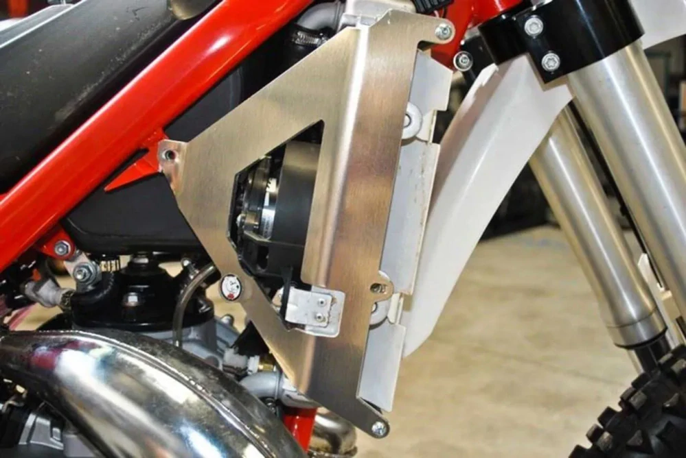 Výztuhy chladičů motocyklu AXP RACING RADIATOR BRACES pro BETA XTRAINER 300 rok 2016-2022