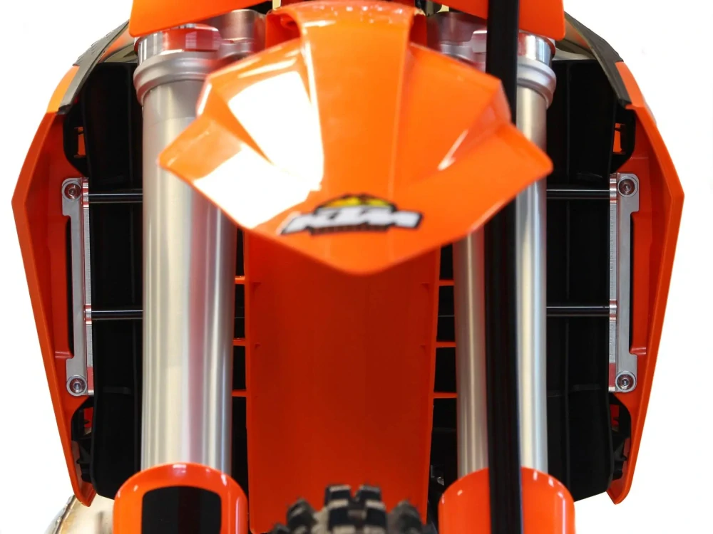Výztuhy chladičů motocyklu AXP RACING RADIATOR BRACES pro HUSQVARNA TE 150/ 250/ 300 rok 2024