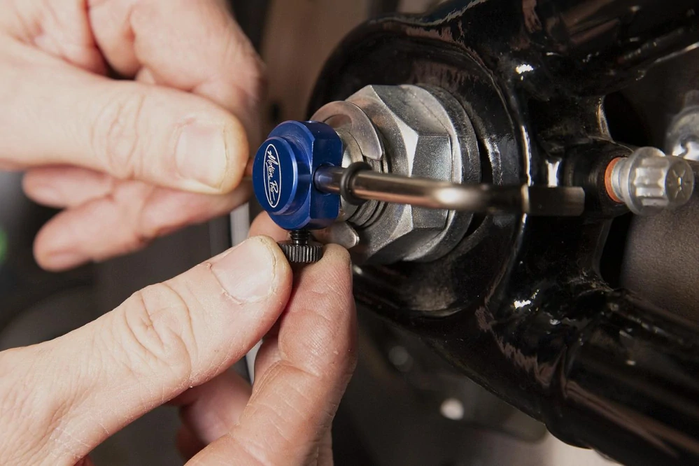 Přípravek pro nastavení rovnosti zadního kola motocyklů Harley Davidson M8 Softails rok 2018 a výše MOTION PRO TOOL WHEEL ALIGN SOFTAIL