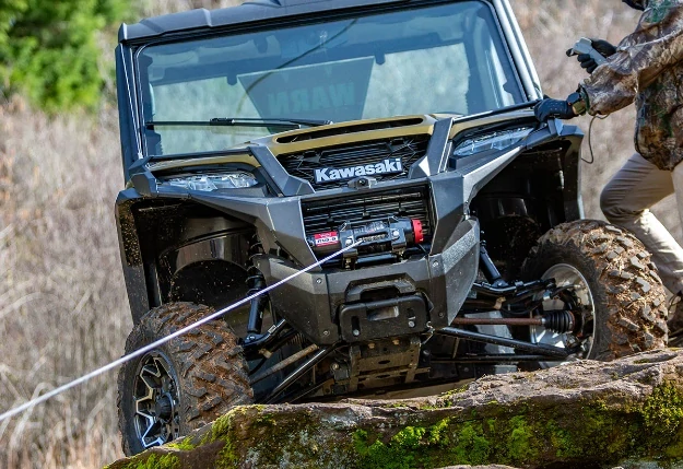 Elektrický naviják pro ATV a UTV WARN MODEL R60-S SYNTHETIC ROPE WINCH 110060 se syntetickým lanem (15 m x 6,3 mm), tažná síla 2722 kg (6000 lb)