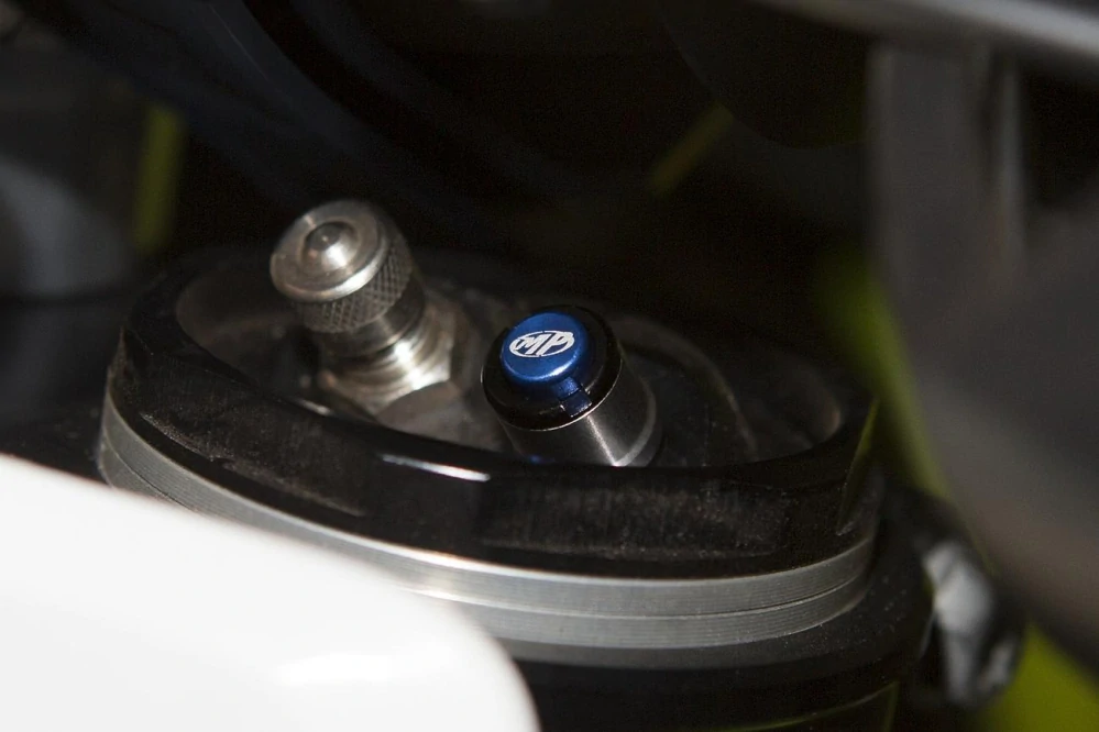 Odvzdušňovací mikro ventilky tlumičů MOTION PRO BLEEDER pro obrácené vidlice WP AER48 šroub M4 x 0,7 a šroub M8 x 1,0 barva černá, pár