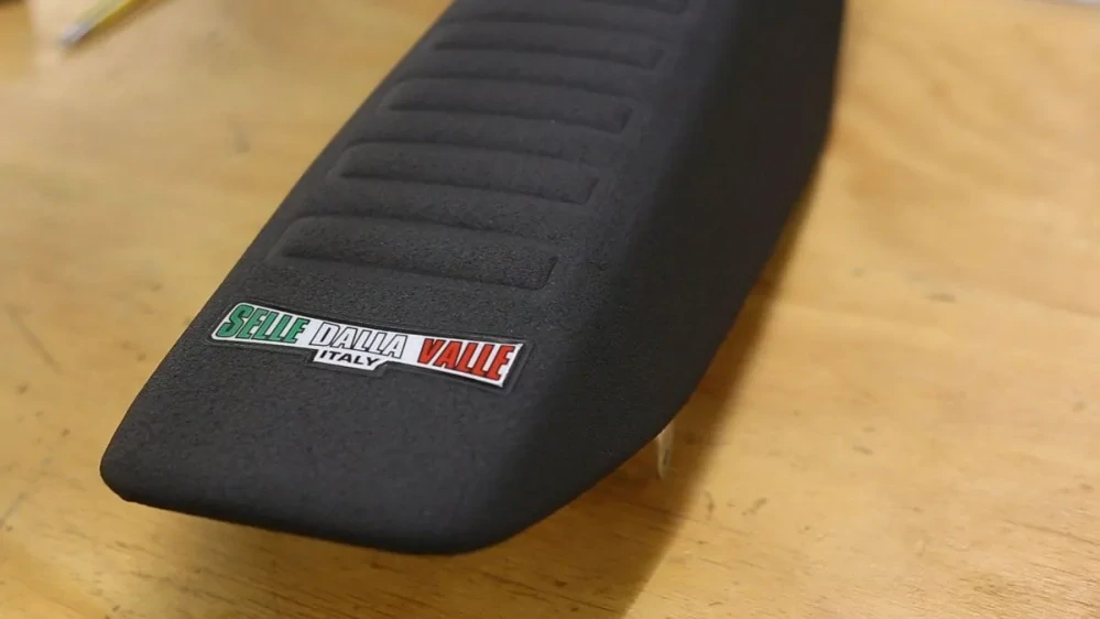 Potah sedla SELLE DALLA VALLE WAVE SEAT COVER SDV001W pro HUSABERG FE 390 rok 2010-2011