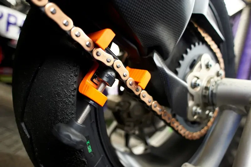 Měřič napnutí řetězu motocyklového řetězu TRU TENSION MOTORCYCLE CHAIN TENSIONING TOOL