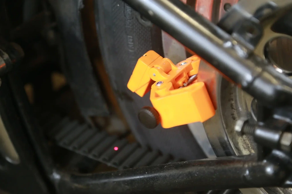 Laserový přípravek pro přesné seřízení zadního kola motocyklu TRU TENSION MOTORCYCLE CHAIN TENSIONING TOOL 