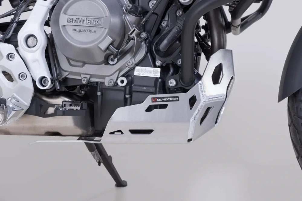 Kryt pod motor motocyklu SW-MOTECH pro moto BMW F 450 GS rok 2025 a výše barva stříbrná