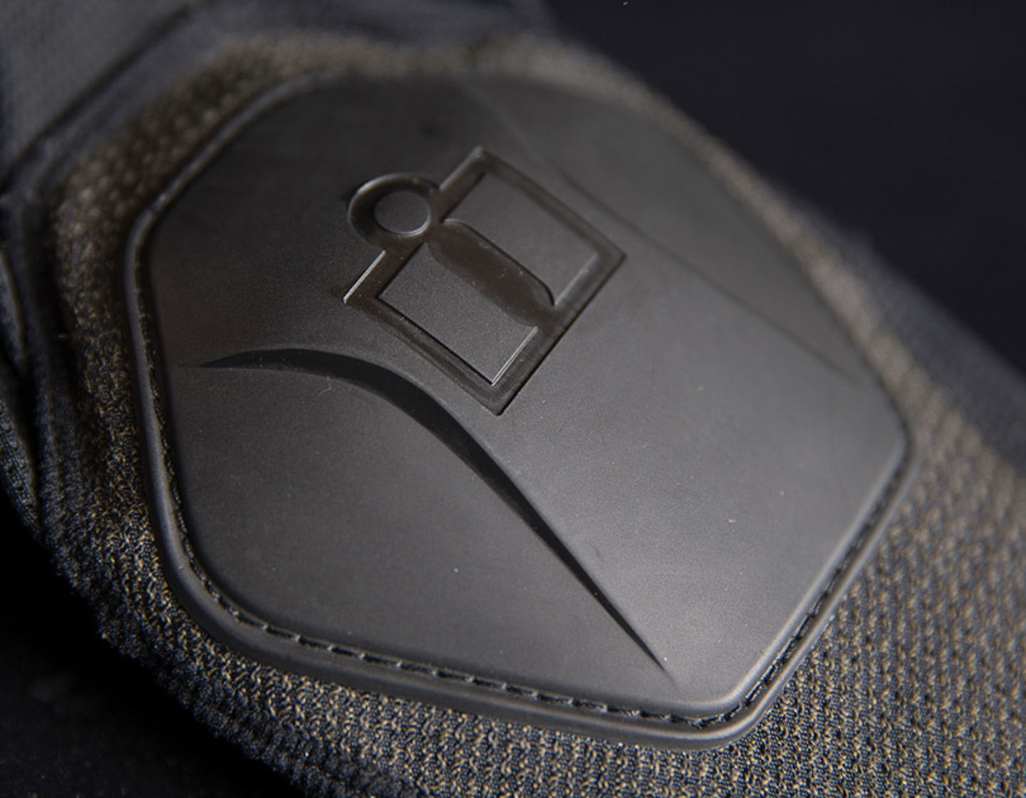 Ochranný kompresní rukáv s chrániči ICON FIELD ARMOR COMPRESSION ARMS vel. S/M