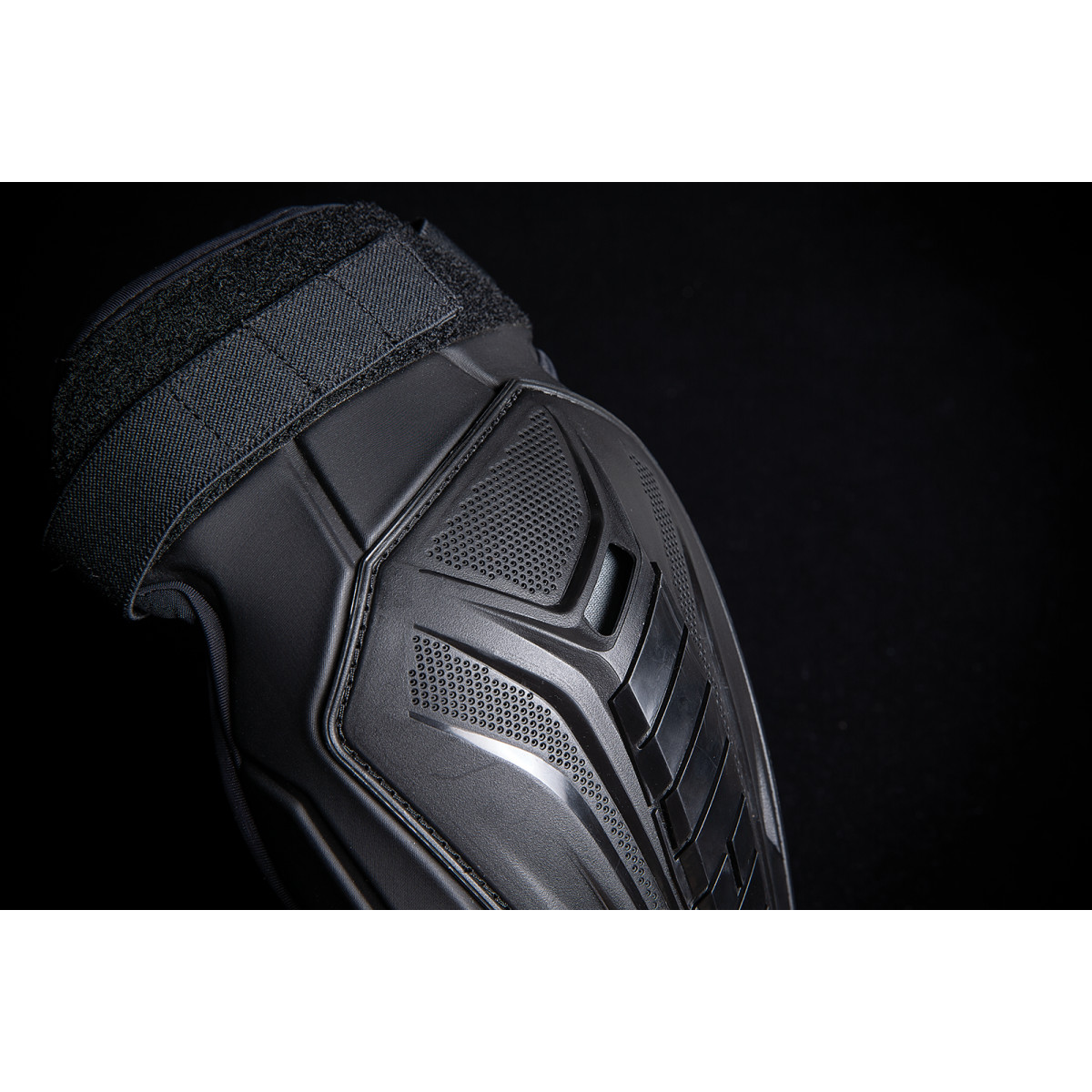 Loketní chrániče ICON ELBOW FIELD ARMOR 3 černé vel. S/M