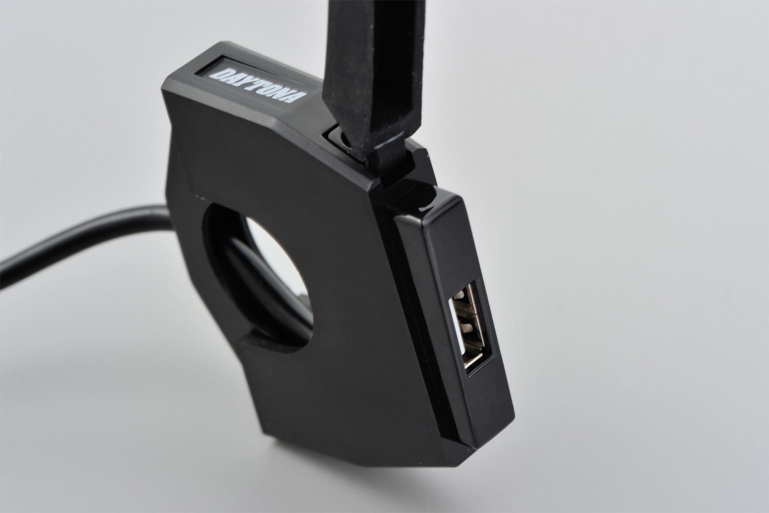 USB-A zásuvka tenká pro motocykl DAYTONA 1 USB port (MAX 5V2,4A) - rozsah vstupního napětí: DC10V-16V 