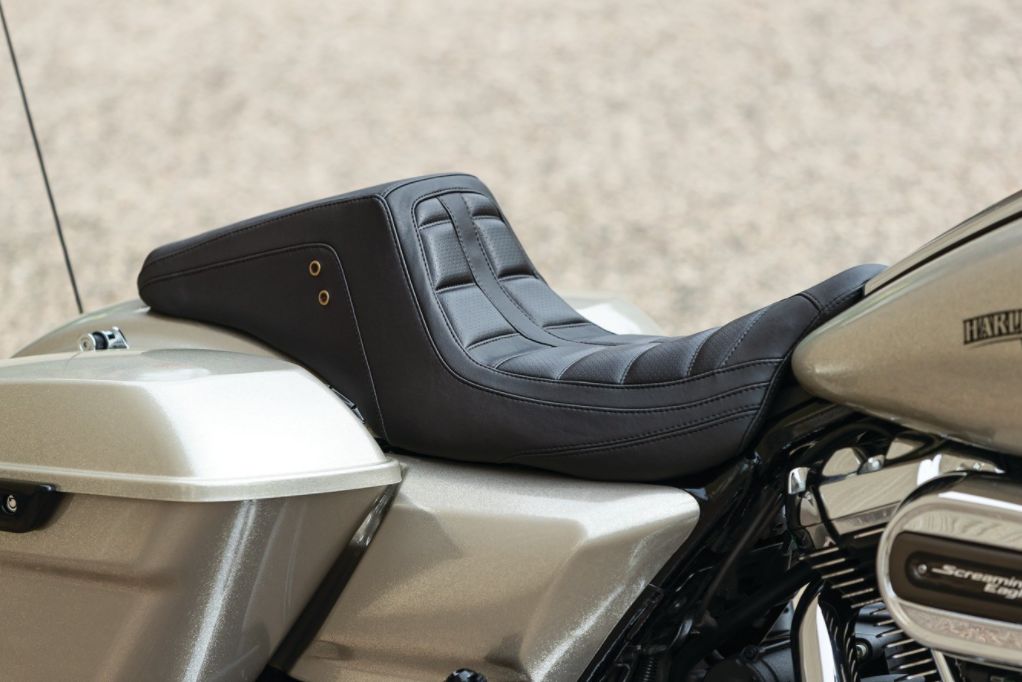 Sedadlo motocyklu MUSTANG Squareback pro Harley-Davidson FLHT/FLHR/FLHX/FLTRX/FLTRU 2008-2021