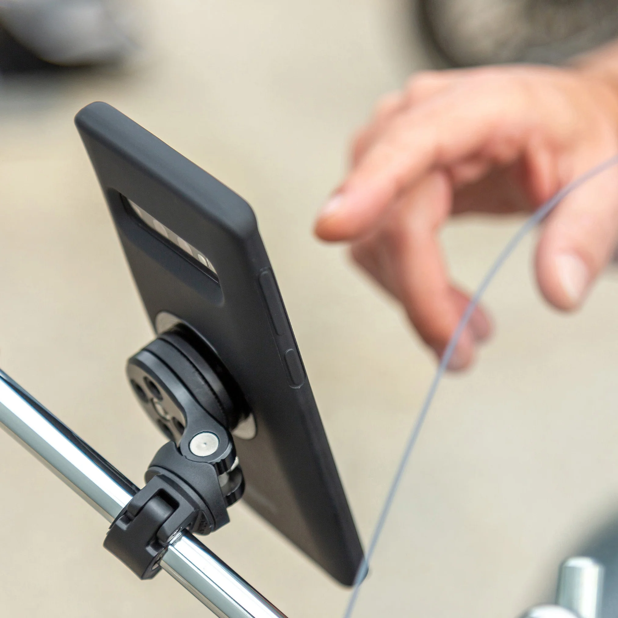 Držák mobilního telefonu na zrcátko nebo hrazdu řidítek motocyklu SP CONNECT 53233 barva černá, pro průměr Ø 10 – 16 mm