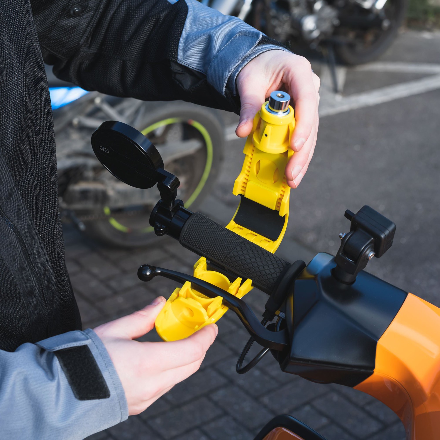Zámek páčky přední brzdy motocyklu včetně alarmu OXFORD LEVERLOCK ALARM pro průměr gripů od 28 do 38 mm