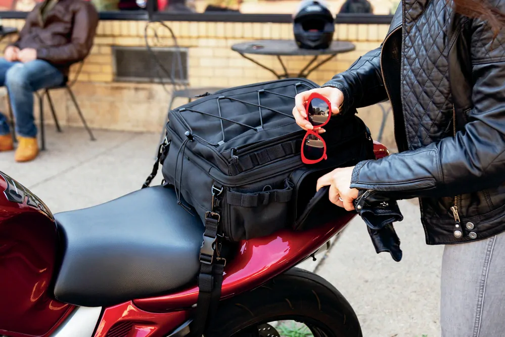 Textilní brašna na sedadlo motocyklu KURYAKYN BAG TAIL MOMENTUM ROAMER kapacita 30,5 litru